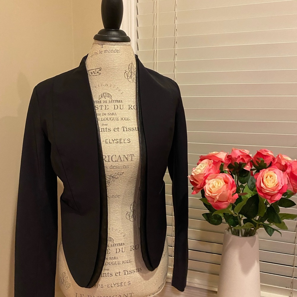Beautiful tuxedo  jacket! Very well made! I love it!